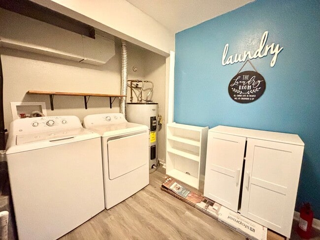 Building Photo - Cozy Updated End Unit Home In Virginia Beach