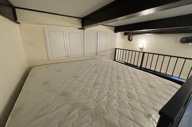 Building Photo - Gorgeous Garden Level 1-Bed with Laundry in Unit