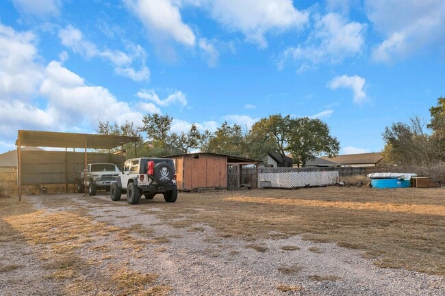 Building Photo - 400 Robin Ln