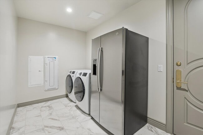 Building Photo - 1717 Bissonnet St