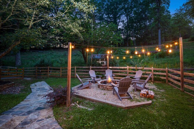 Building Photo - Spacious 6-Bedroom Furnished Home Near Asheville – Privacy, Comfort & Convenience!