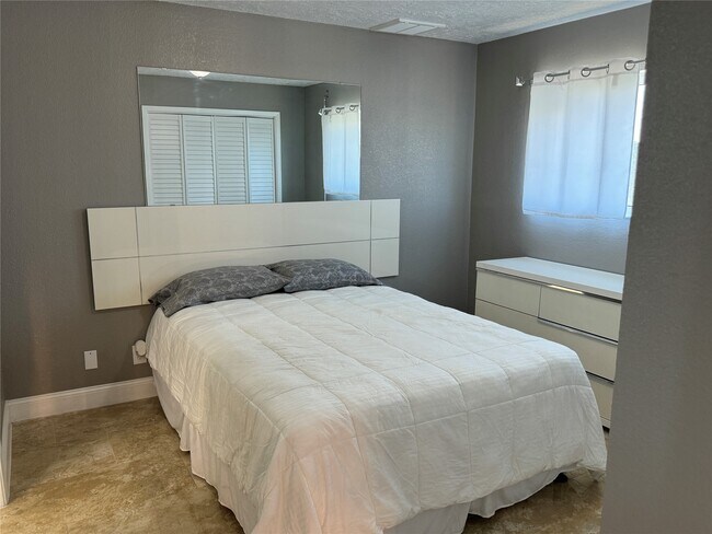 Building Photo - 8416 Seawall Blvd