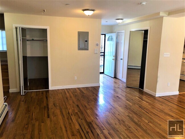 Building Photo - 869 E 95th St