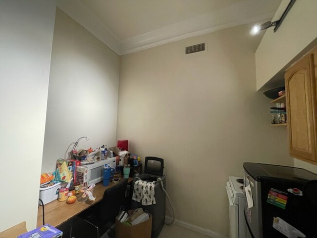 Building Photo - Spacious Studio Apartment Available in Jun...