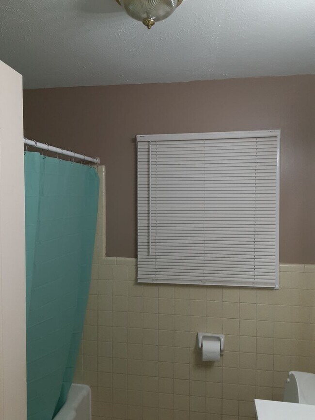 Building Photo - 3 Bedroom 2 Bath located in Oxford