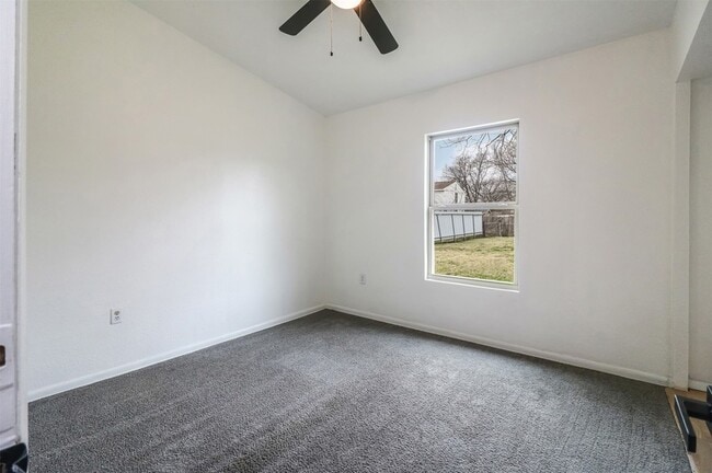 Building Photo - 1211 Gate Ln Dr