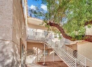 Building Photo - 1900 N Torrey Pines Dr