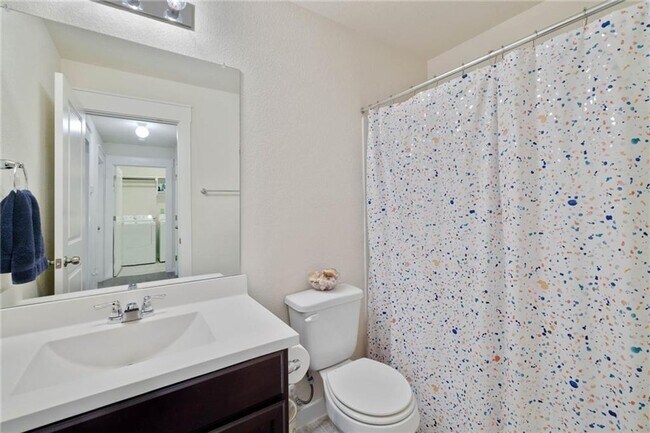 Building Photo - Warm & Inviting 3BR / 2BA Home with Large Backyard