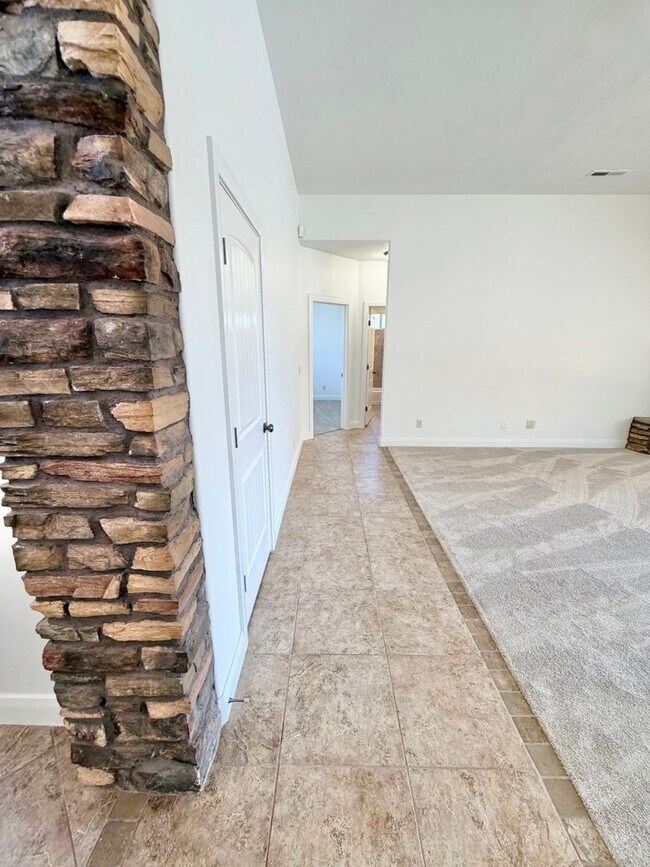 Building Photo - 988 E Silver Falls Dr