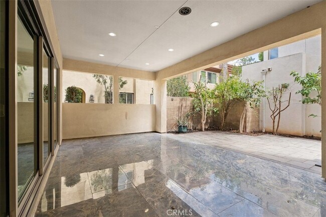 Building Photo - 123 Interval