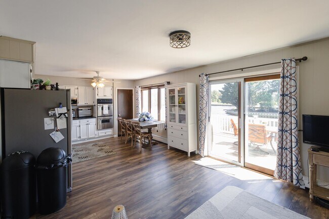 Building Photo - 5143 Venice Ave