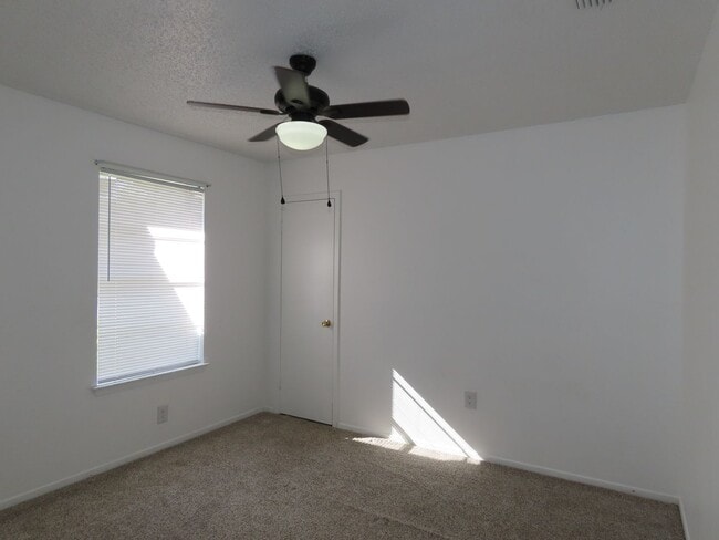 Building Photo - Quaint 3 Bedroom, 1 Bathroom Home in Whitehouse, w/ Shed for Storage