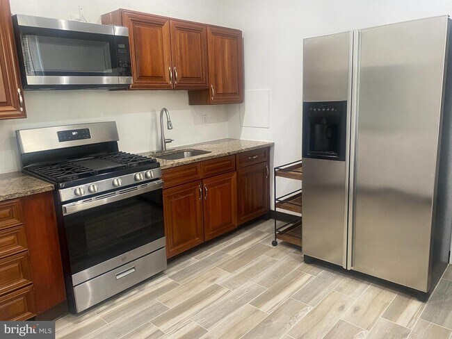 Primary Photo - 415 Elm St