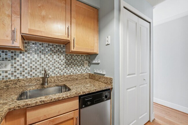 Building Photo - 1BR in the Heart of Logan Circle