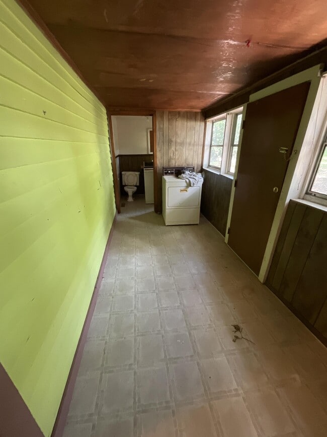 Building Photo - 28 St Mary Ave NW