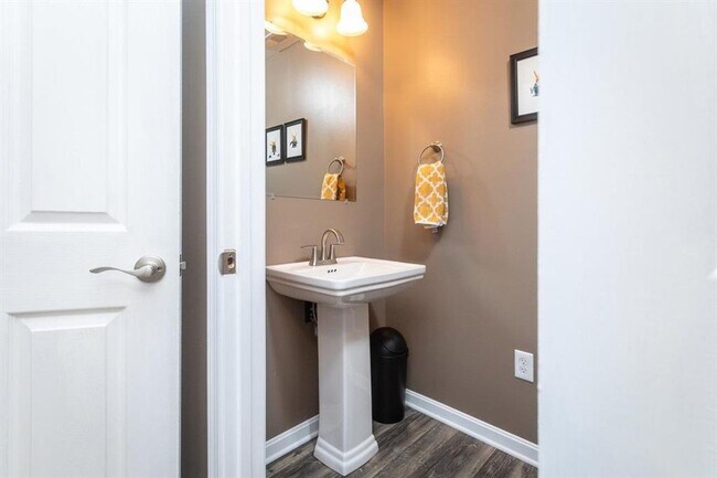 Building Photo - Spacious Townhouse with BONUS THEATER ROOM