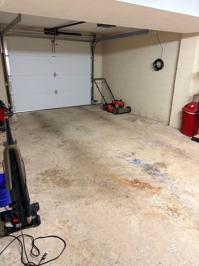 Building Photo - 3431 N Stoneycrest Rd