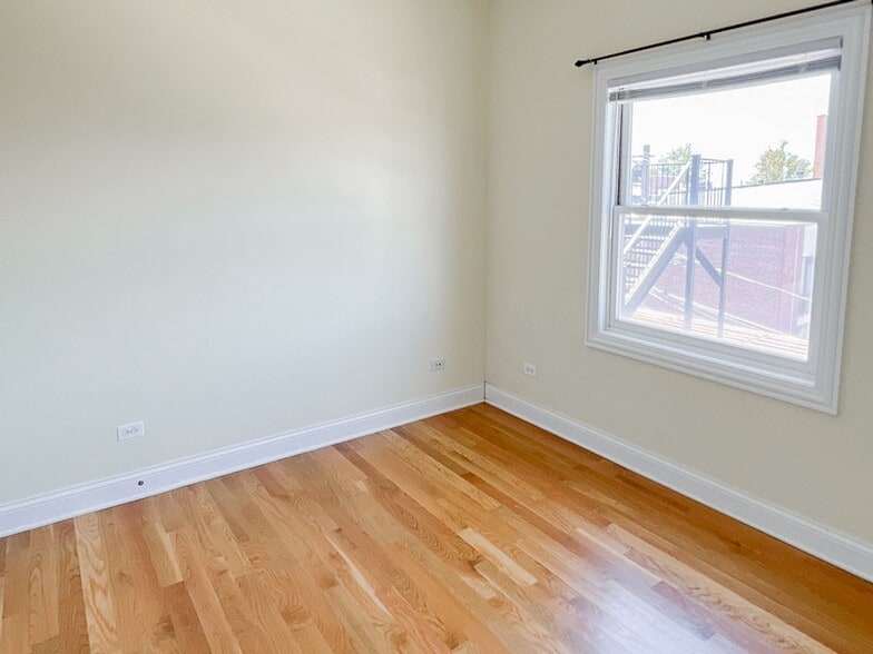 Building Photo - 2326 N Greenview Ave