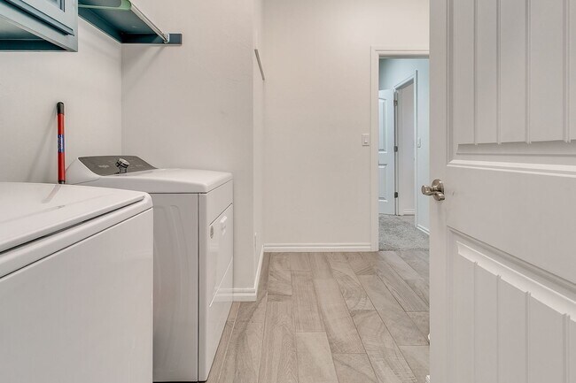Building Photo - 3 Bed, 2 Bath Home with Bonus Office and  ...
