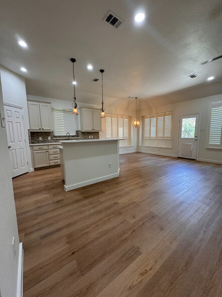 Building Photo - 2105 Lanshire Dr