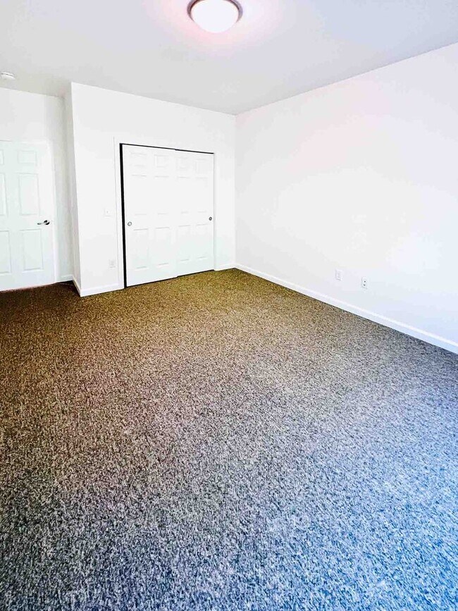 Building Photo - 2 bed, 1 bath townhouse style apartment with washer & dryer provided (45 Griffin Ln #101)