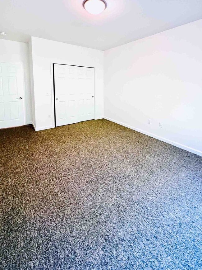 Building Photo - 2 bed, 1 bath townhouse style apartment with washer & dryer provided (45 Griffin Ln #202)