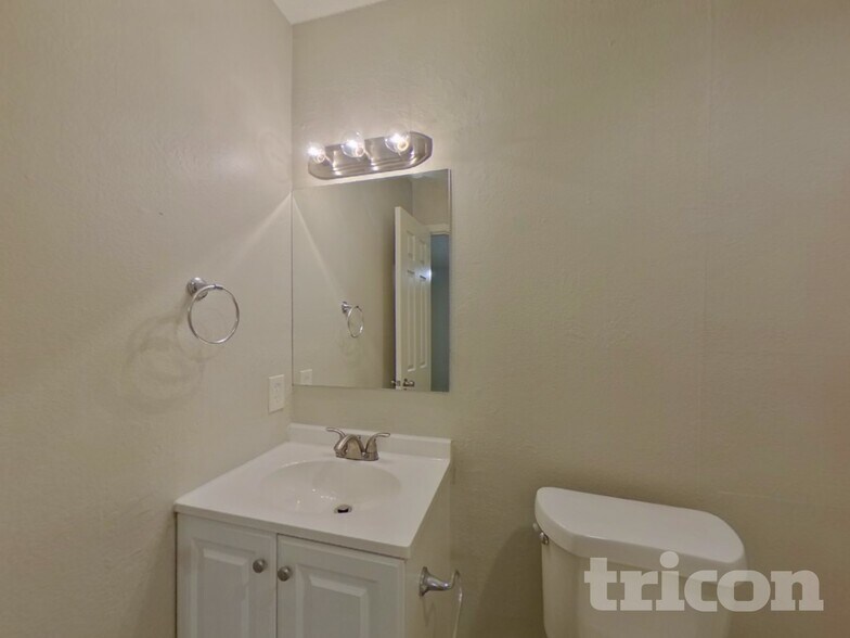 Building Photo - 521 Clover Dr