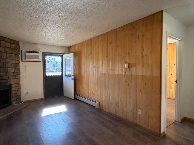 Building Photo - Ground Level 1 Bedroom/1 Bathroom Condo Located In Gated Oak Park Community! (Available Immediately)