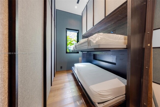 Building Photo - 200 W Rivo Alto Dr