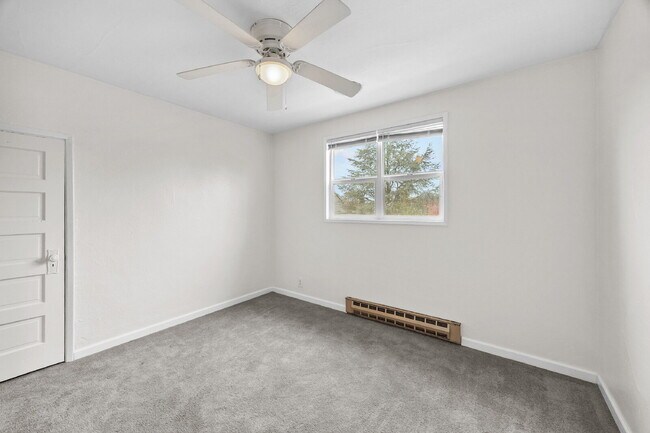 Building Photo - Adorable upper-floor APARTMENT One Bedroom. Washer/Dryer, Driveway parking for up to 3 vehicles. ...