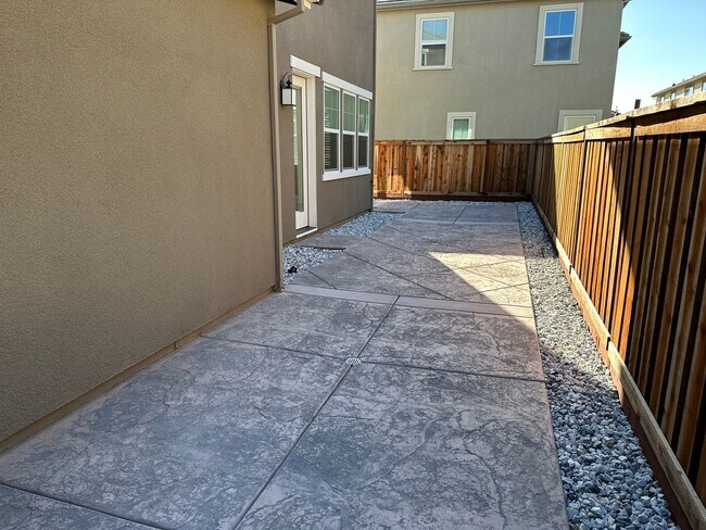 Building Photo - 2056 Marina Dr