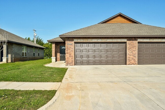Building Photo - Charming Duplex in El Reno!