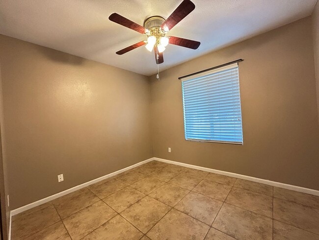 Building Photo - Stunning 3 Bedroom 2 Bath