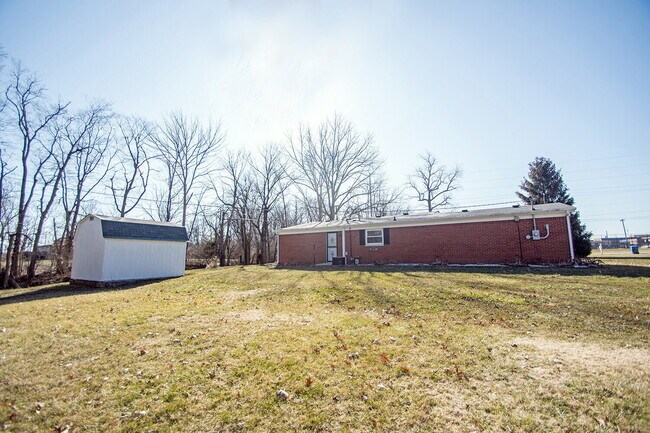 Building Photo - Easy Living on the Southeast Side