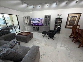 Building Photo - 7290 Kinghurst Dr