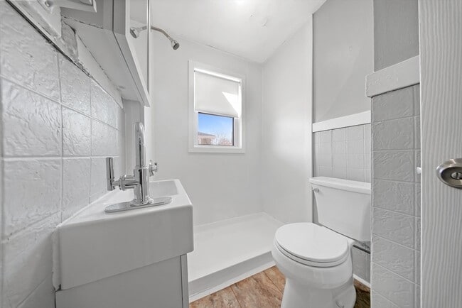 Building Photo - 25 5th Ave