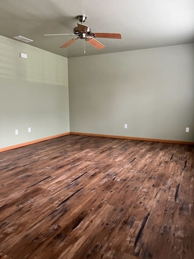 Building Photo - Charming 3-Bedroom, 1.5-Bathroom Townhouse for Rent in Valparaiso, Indiana