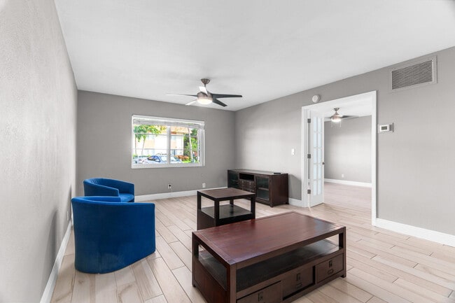 Building Photo - 124 NE 19th Ct