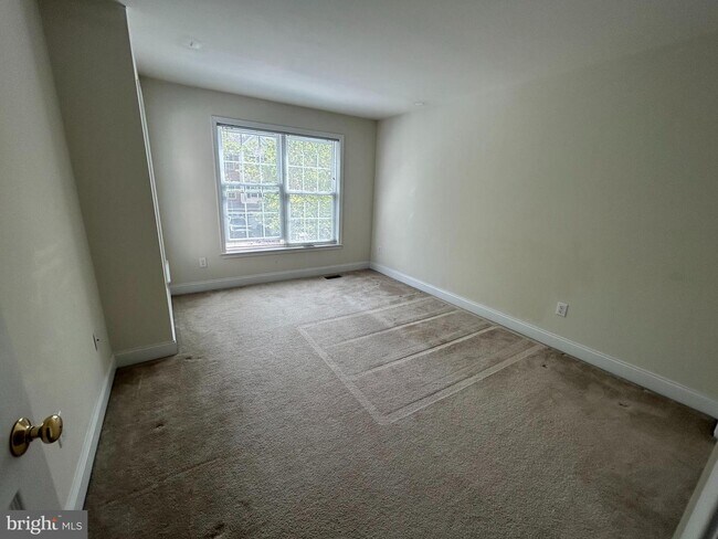 Building Photo - 2387 Dorchester St W