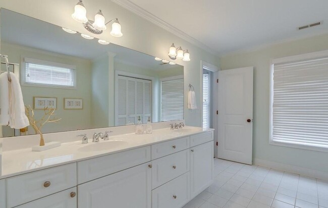 Building Photo - 3 Bed, 2.5 Bath Charleston Style Home Down...