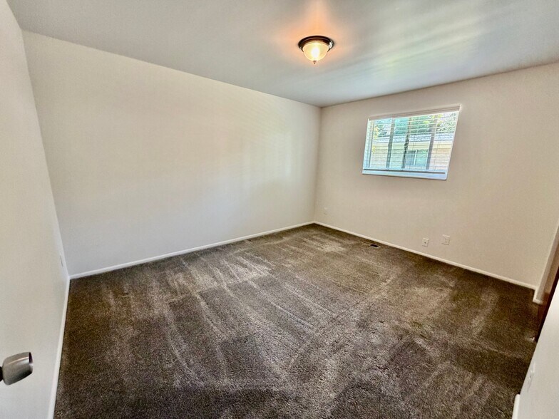 Building Photo - 3971 S 400 E