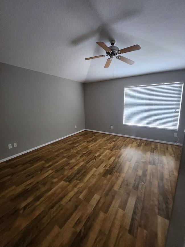 Building Photo - 3 BEDROOM 2 BATH HOME ACROSS FROM BEACH !!!