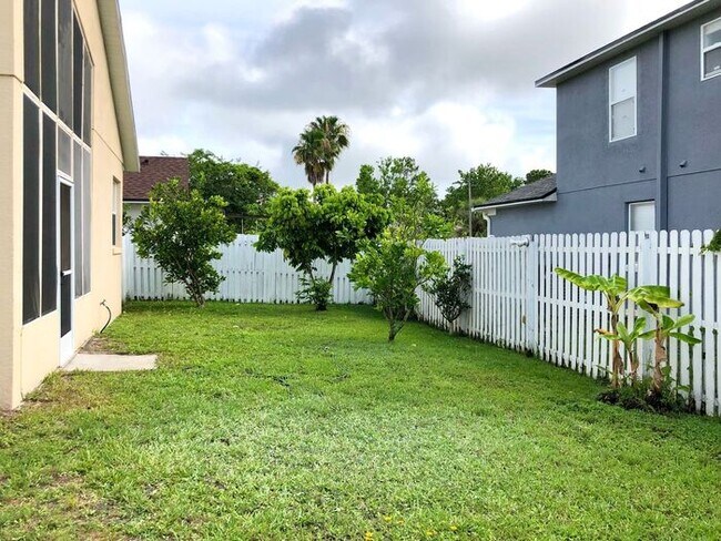 Building Photo - Lovely 3/2 Spacious Home and a 2 Car Garag...