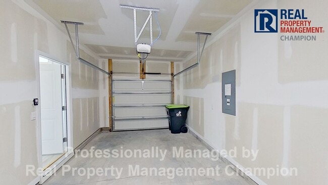 Building Photo - Beautiful and Spacious End Unit Townhouse