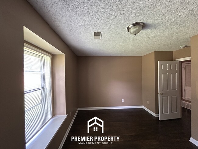 Building Photo - Beautiful 3BR/2BA Near Southwind | 1,681 Sq Ft, Vaulted Ceilings, Hardwood Floors & Garage