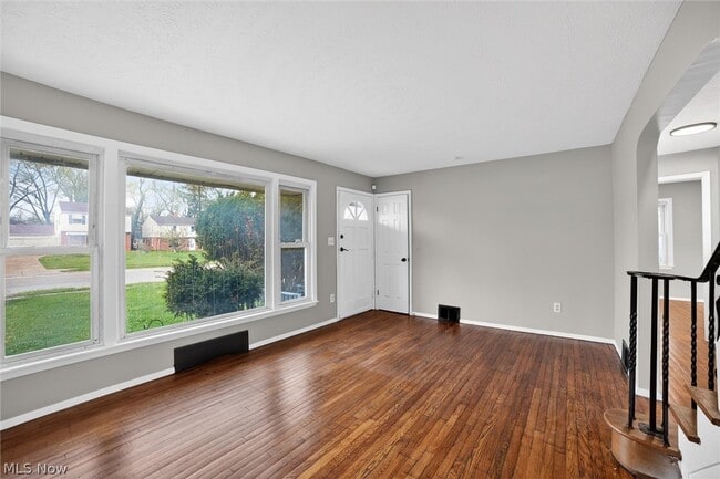 Building Photo - 303 S Green Rd