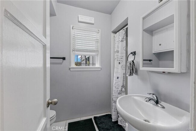 Building Photo - 3907 Edgehill Dr