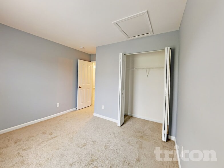 Building Photo - 10207 Green Hedge Ave