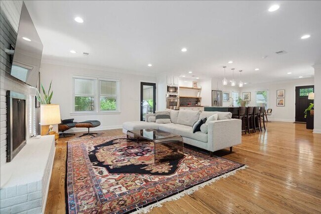 Building Photo - 847 S Mendenhall Rd