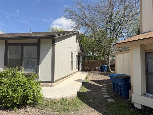 Building Photo - Large 3/2 with attached garage